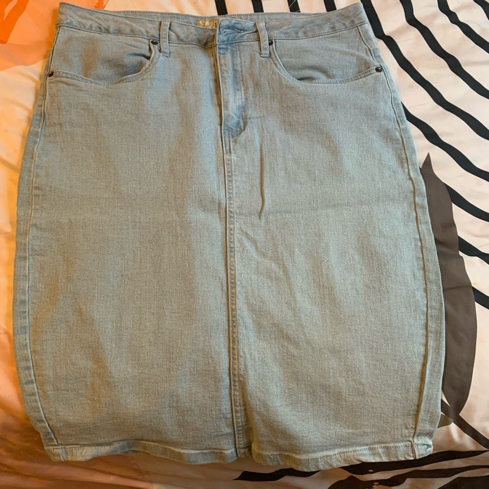 Stretchy knee length denim skirt with small back slit.